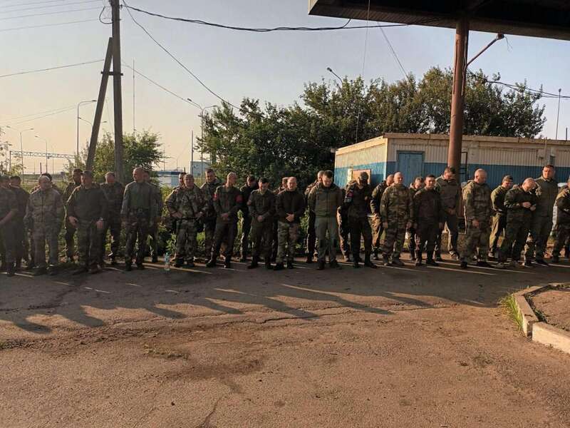 在沃罗尼日州布加耶夫卡检查站，180多名俄军士兵已经放下武器投降