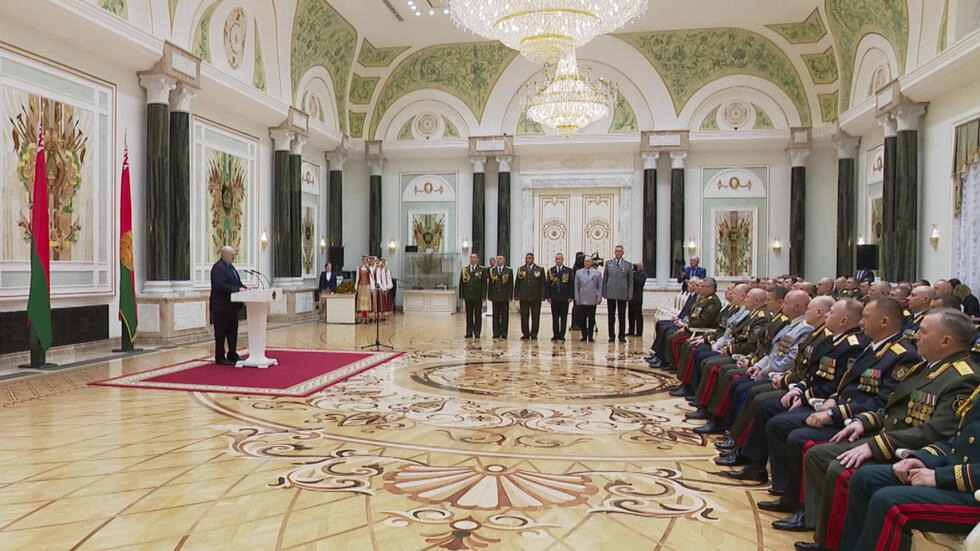 白俄罗斯总统卢卡申科2023年6月27日在明斯克举行的颁发将军肩章的仪式上发表讲话 ...