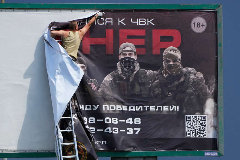 在圣彼得堡郊区拆除瓦格纳的征募海报