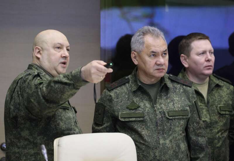 时任俄罗斯驻乌克兰军事行动指挥官谢尔盖·苏罗维金将军（左）与国防部长谢尔盖·绍伊古（中）在去年12月见 ...