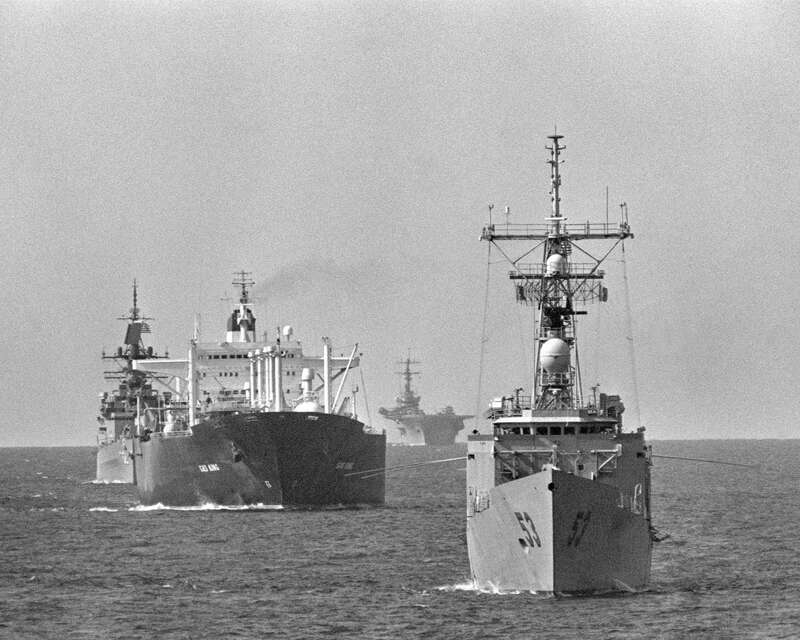 1987年，美国海军在波斯湾为油轮提供护航