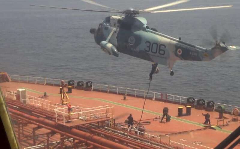 4月27日，伊朗海军陆战队员在阿曼湾登上一艘开往美国的油轮