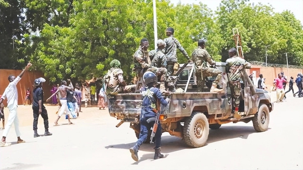 尼日尔士兵在街头上巡逻