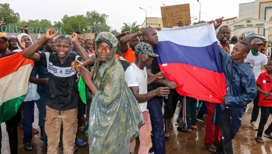 尼日尔示威者高举俄罗斯国旗