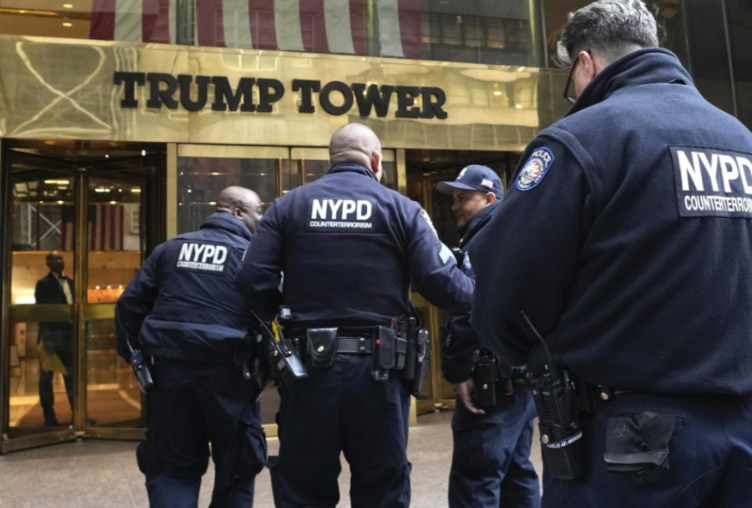 纽约警察在特朗普大厦门前