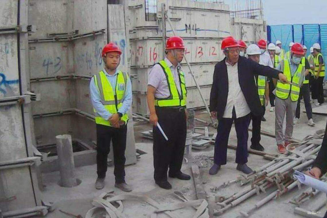 杨国强（左三）10月11日在顺德项目工地调研指导工作