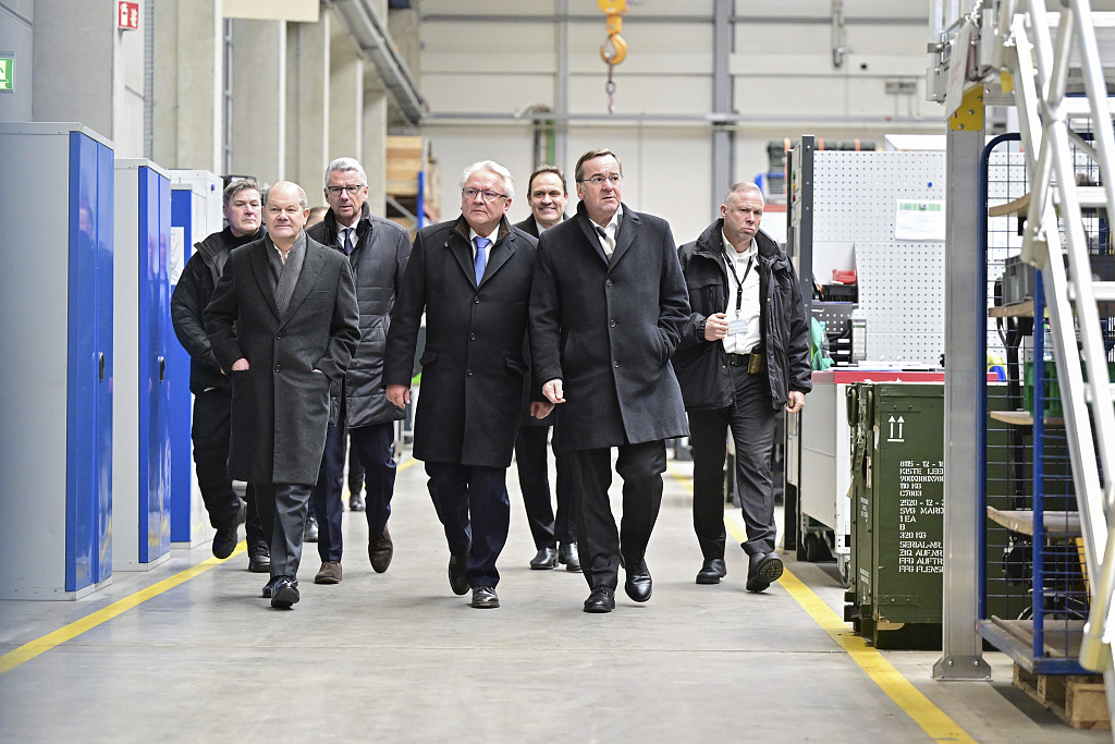 德国国防承包商莱茵金属公司新军工厂的奠基仪式举行， 德国总理朔尔茨（第一排左）、德国国防部长皮斯托留 ...